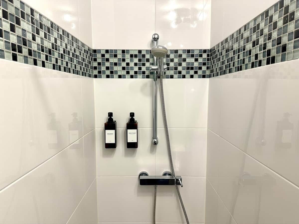 Dusche, Seife, Shampoo, Toilettenpapier