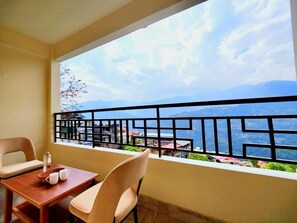 Exclusive Double Room, Mountain View | Living area