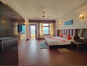 Exclusive Double Room, Mountain View | Living area