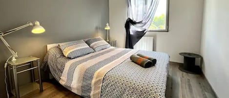 3 bedrooms, iron/ironing board, WiFi, bed sheets