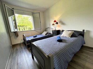 3 chambres, fer et planche à repasser, lit de bébé portatif
