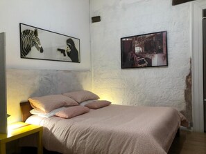 4 bedrooms, WiFi, bed sheets - In Naples center cozy Rooms in Artistic apartment (Napoli)