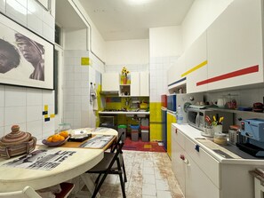 Microwave - In Naples center cozy Rooms in Artistic apartment (Napoli)