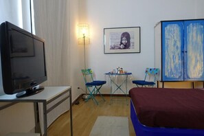 4 bedrooms, WiFi, bed sheets - In Naples center cozy Rooms in Artistic apartment (Napoli)