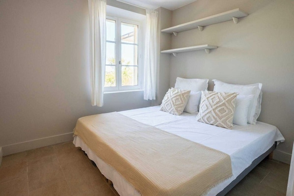2 bedrooms, iron/ironing board, Internet, bed sheets