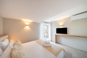 2 bedrooms, desk, iron/ironing board, internet