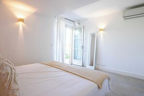 2 makuuhuonetta, työpöytä, silitysrauta/-lauta, ilmainen Wi-Fi