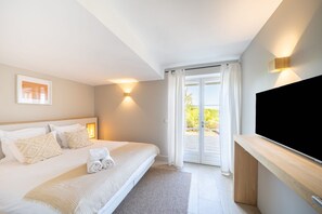 2 bedrooms, desk, iron/ironing board, internet