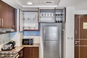 Kjøleskap, mikrobølgeovn, ovn og kokeplater