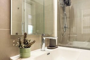 Douche, séchoir à cheveux, serviettes fournies, savon