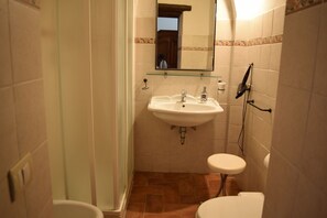 Dusche, Haartrockner, Bidet