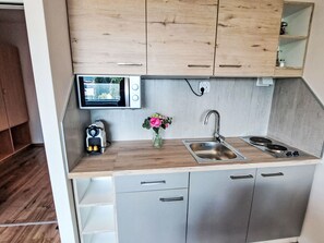 Refrigerador, microondas y utensilios de cocina 
