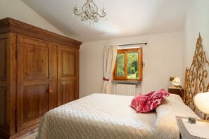 3 bedrooms, iron/ironing board, travel cot, free WiFi