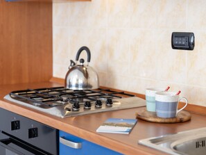 Refrigerador, microondas, horno, utensilios de cocina