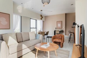 TV, stereo - Blueground | DIFC, pool, nr Dubai Fountain (Dubai)