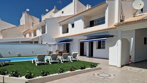 Une villa moderne dotée d’une piscine, d’un espace extérieur aménagé et d’antennes paraboliques.