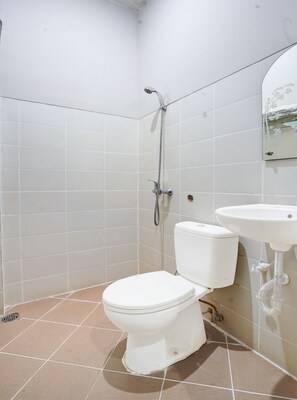 Shower, rainfall showerhead, free toiletries, bidet