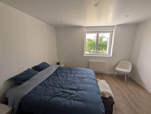 5 chambres, coffres-forts dans les chambres, fer et planche à repasser