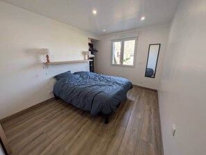 5 bedrooms, in-room safe, iron/ironing board, WiFi
