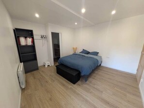 5 chambres, coffres-forts dans les chambres, fer et planche à repasser