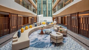 A spacious atrium with a central seating area, high ceilings, and a modern design. - Days Hotel by Wyndham Zhuhai Jinwan (Zhuhai)