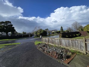 Property grounds - Private Studio Sleepout in Auckland's Convenient Location (Auckland)