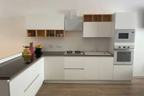 Frigorifero, microonde, forno, piano cottura