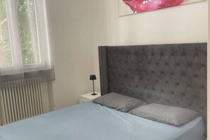 1 dormitorio, tabla de planchar con plancha, wifi gratis y ropa de cama