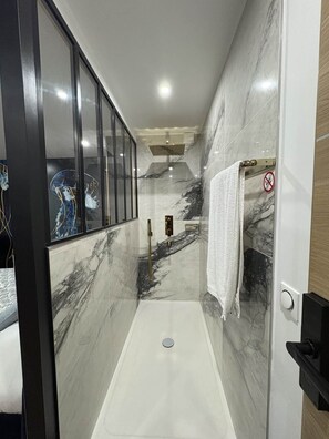 Een haardroger, handdoeken