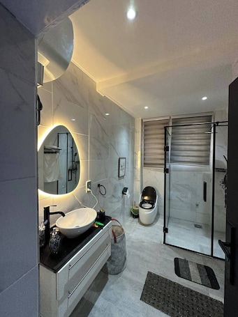 Shower, towels. Charming Chorley Apartment Retreat