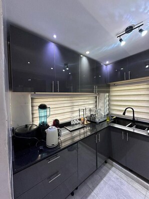 Lemari es, microwave, oven, dan kompor