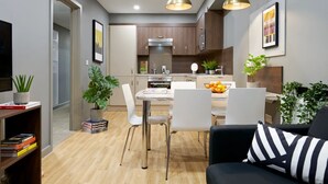 A modern apartment with a dining area, kitchen, and living space. - For Students Only - Modern Rooms in Lincoln (Lincoln)