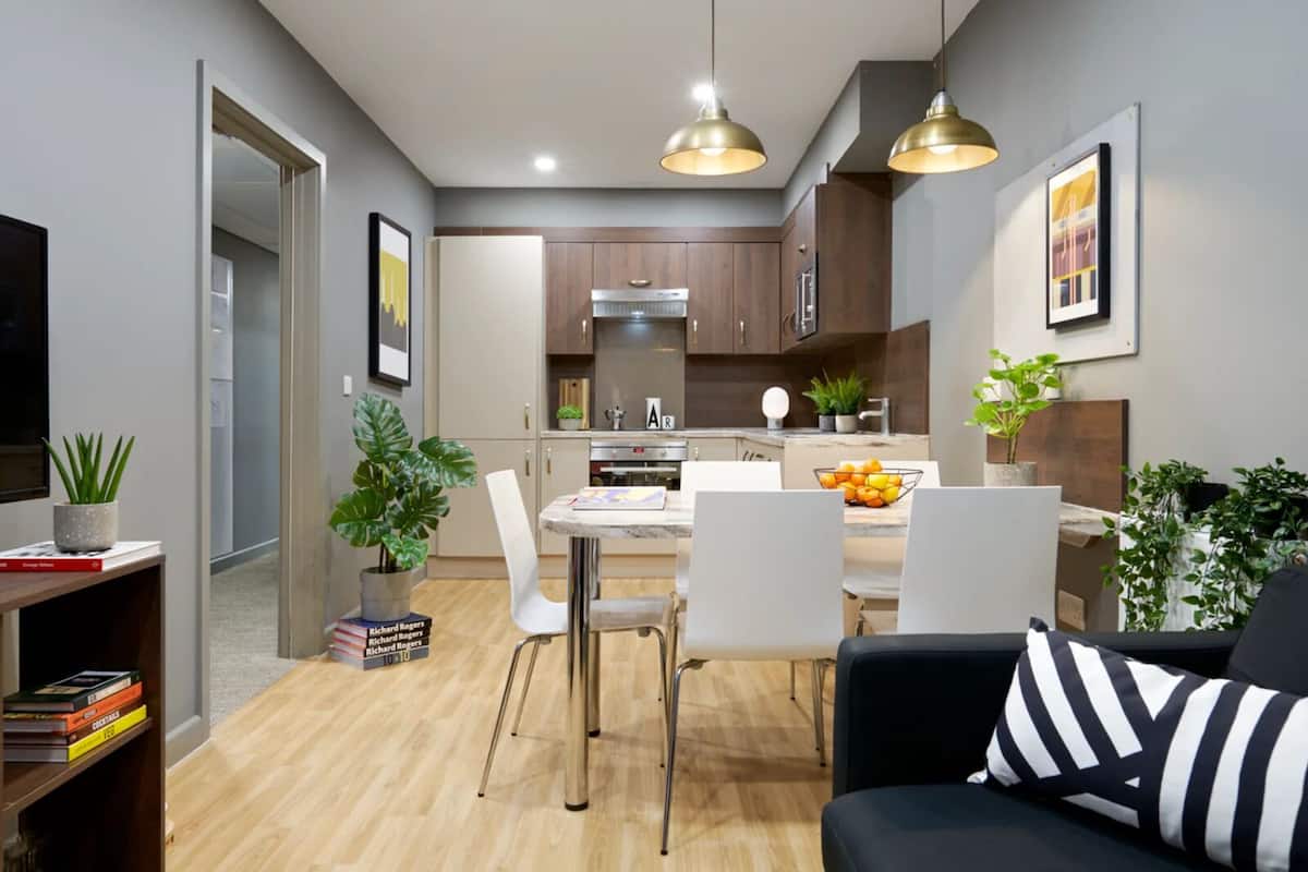 Un apartamento moderno con comedor, cocina y sala de estar.