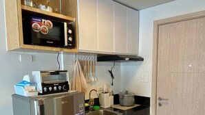Frigorífico, microondas, placa de cocina y lavavajillas
