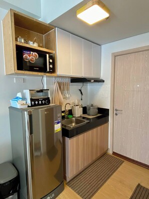 Fridge, microwave, stovetop, dishwasher