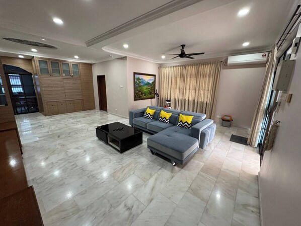 TV - Cozy Johor Bahru Home with Family Room and unblock balcony View (Johor Bahru)