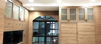 Acogedora casa en Johor Bahru con sala familiar y balcón con vista despejada