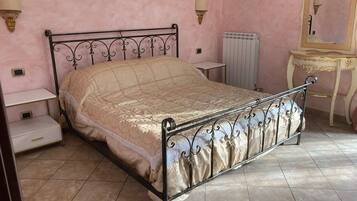 2 bedrooms, internet, bed sheets, wheelchair access