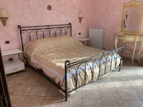 2 bedrooms, internet, bed sheets, wheelchair access