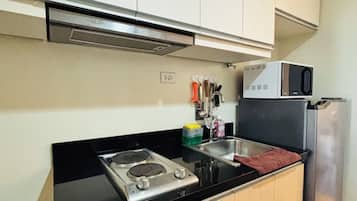 Geladeira, micro-ondas, cooktop