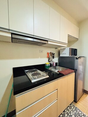 Fridge, microwave, stovetop