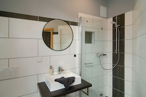 Douche, sèche-cheveux, serviettes fournies