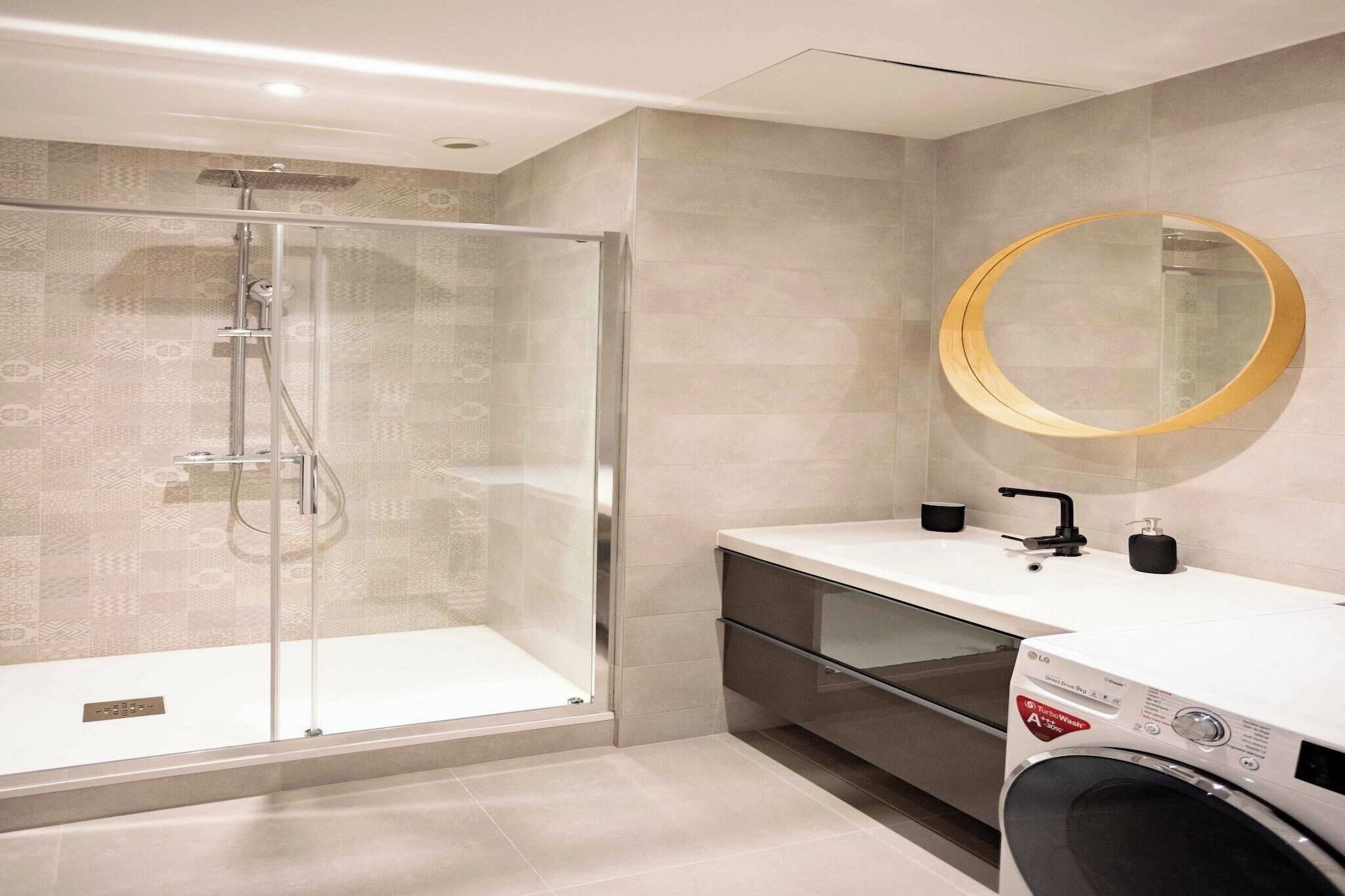 Shower, towels