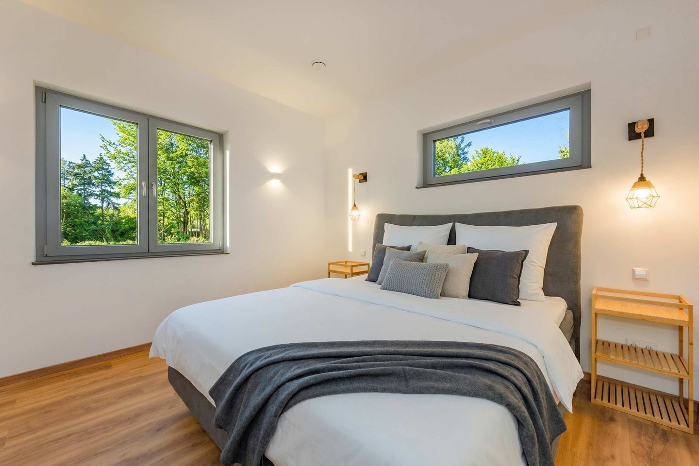 5 Schlafzimmer, Schreibtisch, Bügeleisen/Bügelbrett, WLAN