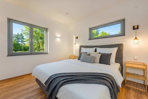 5 bedrooms, desk, iron/ironing board, WiFi