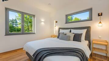 5 bedrooms, desk, iron/ironing board, WiFi