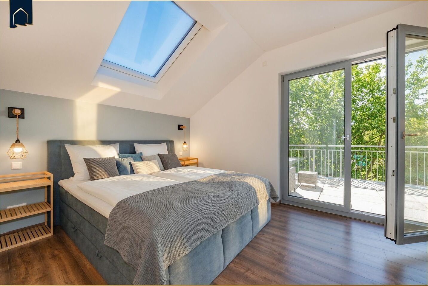 5 bedrooms, desk, iron/ironing board, WiFi