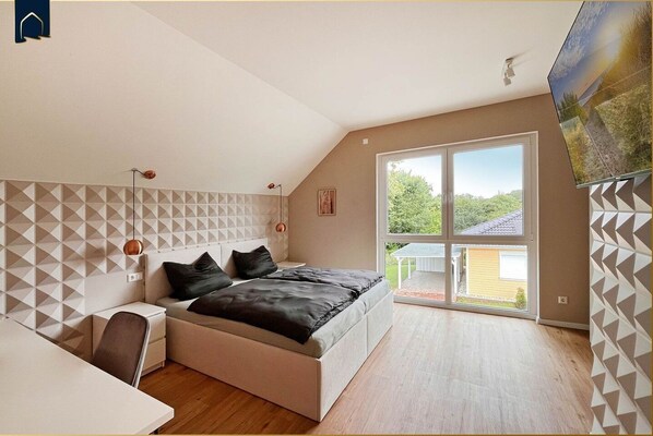 5 bedrooms, desk, iron/ironing board, WiFi