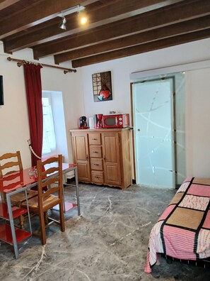 1 bedroom, bed sheets