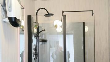 Douche, sĂšche-cheveux, serviettes fournies, savon